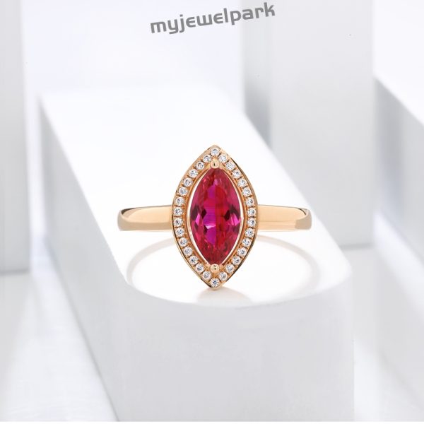 Elegant classic vintage ring