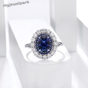 Elegant noble round classic ring