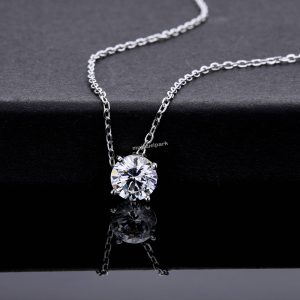 Exquisite Moissanite Four-claw Necklace
