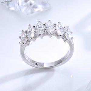 Elegant Classic Oval Moissanite Ring