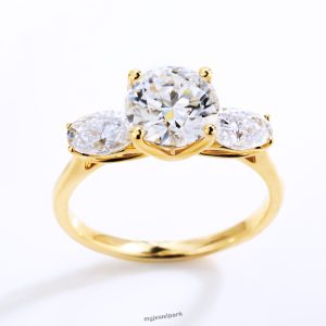 Elegant moissanite ring classic exquisite