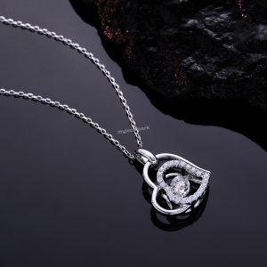 Fashionable heart moissanite necklace