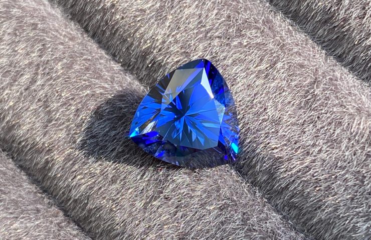 How to tell the difference between sapphire and spinel?