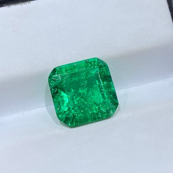Do lab created emeralds have flaws