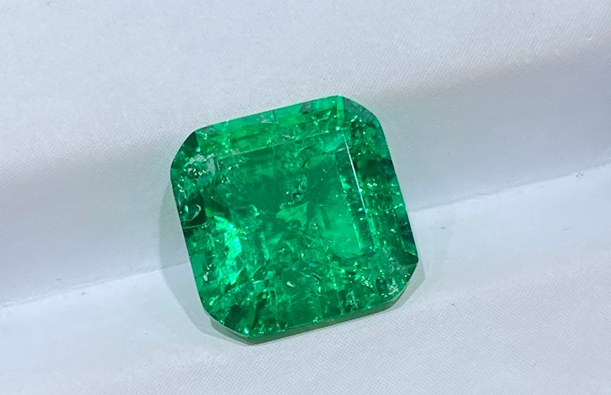 Do lab created emeralds have flaws
