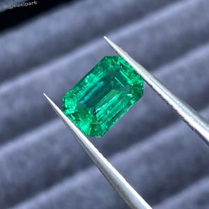Lab Grown Colombian Vivid Green Emerald 1.99 ct 7x9mm