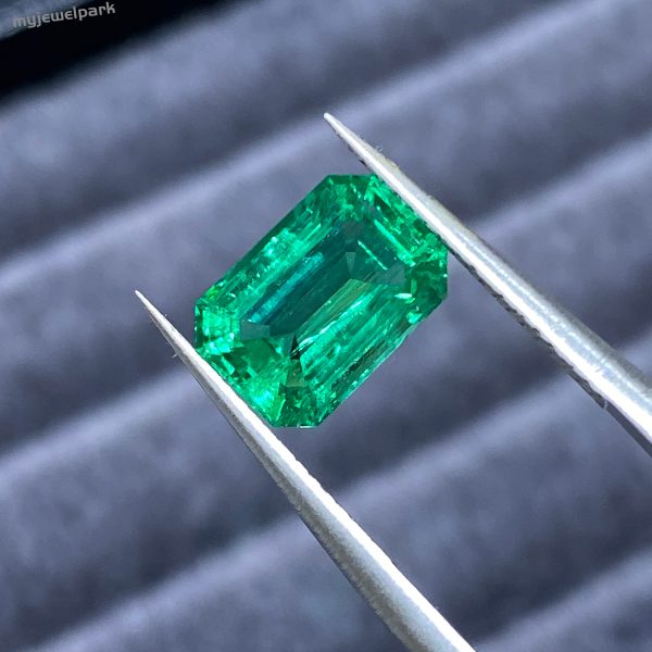 Vivid Green Emerald
