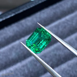 Lab Grown Colombian Vivid Green Emerald 2ct 7x9mm