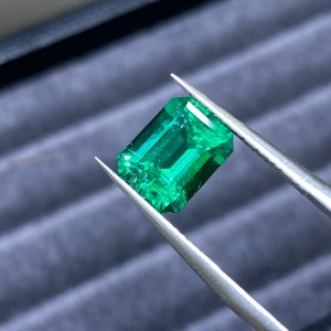 Lab grown Colombian vivid green emerald 3.4ct 8x10mm