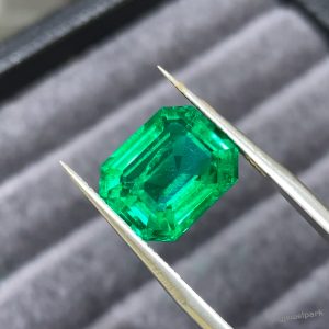 Lab Grown Vivid Green Emerald Emerald Cut 4.6ct 9x11mm