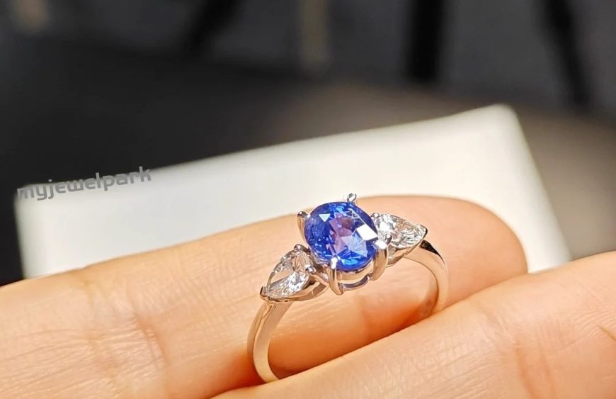 What does a 3 stone ring symbolize