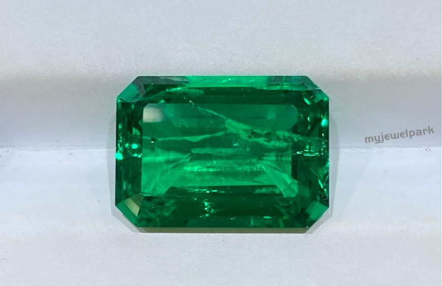 difference between tsavorite and emerald