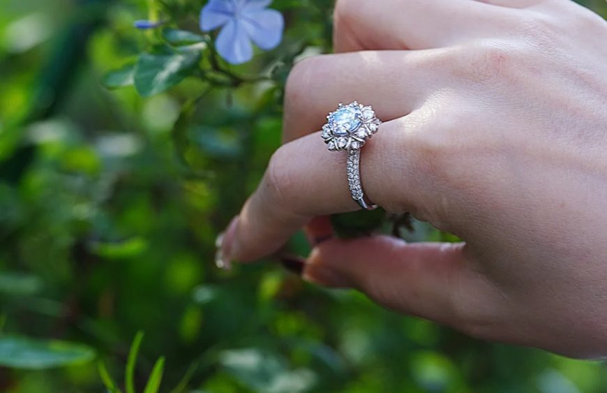 difference between moissanite and diamond