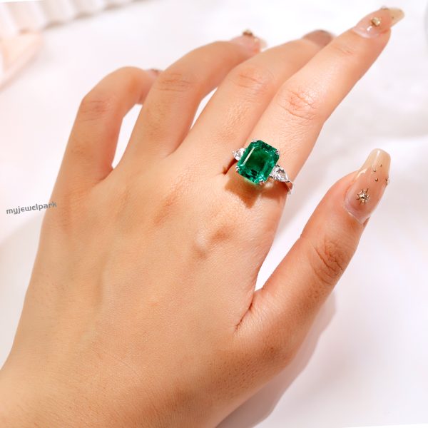 lab-grown emerald engagement rings 2025