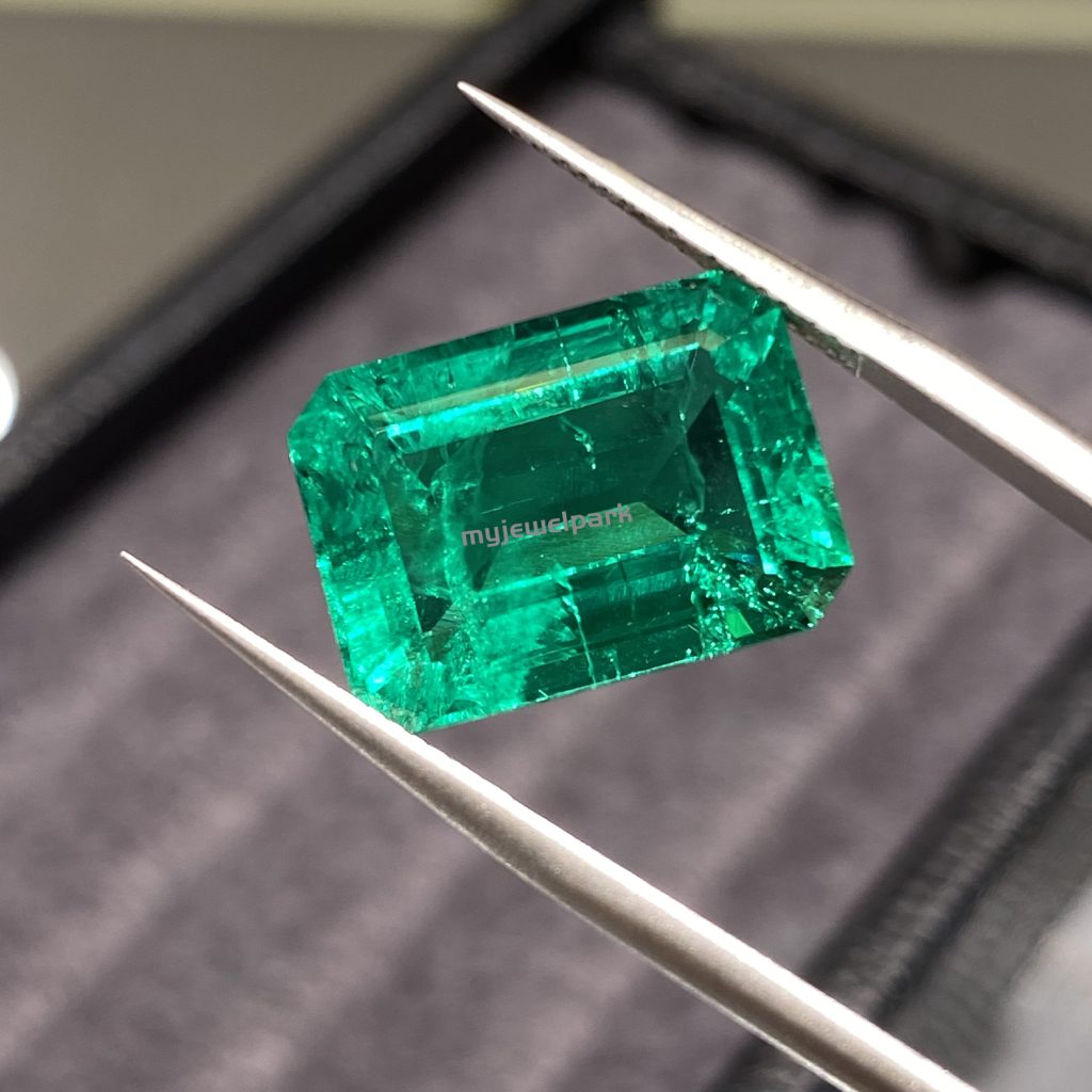 emerald protect against negative energy