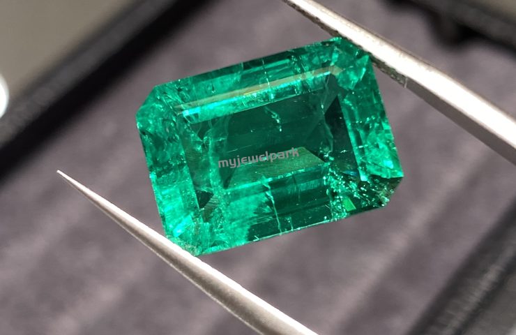 emerald protect against negative energy